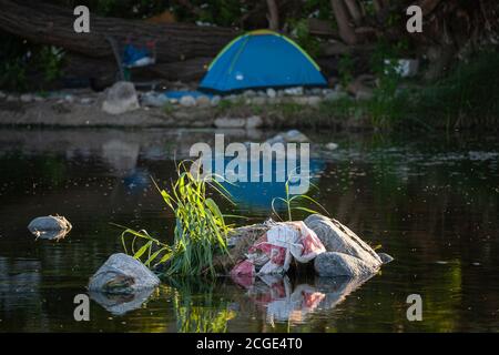 Campo senza dimora lungo il fiume Los Angeles, Glendale Narrows, Los Angeles, California, USA Foto Stock