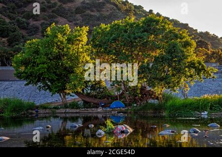 Campo senza dimora lungo il fiume Los Angeles, Glendale Narrows, Los Angeles, California, USA Foto Stock