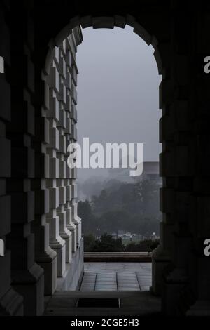 Washington, Stati Uniti. 10 settembre 2020. La nebbia che copre la città è vista attraverso le mura di Capitol Hill si trova giovedì 10 settembre 2020 a Washington, DC. (Foto di Oliver Contreras/SIPA USA) Credit: Sipa USA/Alamy Live News Foto Stock