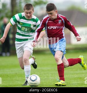 Aaron Connolly di Mervue ha Unito U14 in azione contro Castlebar Celtic. 3/5/14, Mervue United contro Castlebar Celtic, U14 Connacht Cup Final, Moyne Villa FC, Headford, Co. Galway. Foto di un giovane Aaron Connolly (attualmente di Brighton e Hove Albion e della Repubblica d'Irlanda) in azione per Mervue Unito come adolescente. Foto Stock