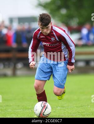 Aaron Connolly di Mervue ha Unito U14 in azione contro Castlebar Celtic. 3/5/14, Mervue United contro Castlebar Celtic, U14 Connacht Cup Final, Moyne Villa FC, Headford, Co. Galway. Foto di un giovane Aaron Connolly (attualmente di Brighton e Hove Albion e della Repubblica d'Irlanda) in azione per Mervue Unito come adolescente. Foto Stock