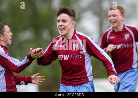 Aaron Connolly di Mervue United U14 celebra il punteggio contro Castlebar Celtic. 3/5/14, Mervue United contro Castlebar Celtic, U14 Connacht Cup Final, Moyne Villa FC, Headford, Co. Galway. Foto di un giovane Aaron Connolly (attualmente di Brighton e Hove Albion e della Repubblica d'Irlanda) in azione per Mervue Unito come adolescente. Foto Stock