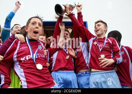 Aaron Connolly, centro, di Mervue United U14, celebra la vittoria della Connacht Cup con i suoi compagni di squadra. 3/5/14, Mervue United contro Castlebar Celtic, U14 Connacht Cup Final, Moyne Villa FC, Headford, Co. Galway. Foto di un giovane Aaron Connolly (attualmente di Brighton e Hove Albion e della Repubblica d'Irlanda) in azione per Mervue Unito come adolescente. Foto Stock