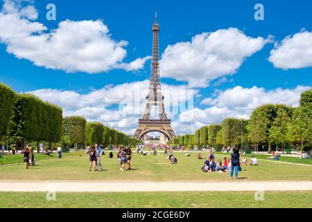 La Torre Eiffel e le persone che si godono l'estate al Champ De Mars a Parigi Foto Stock