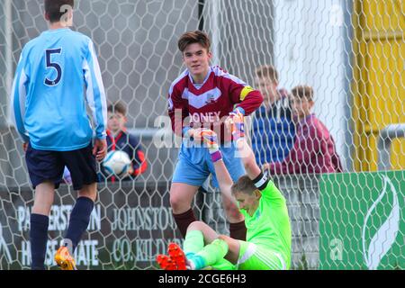 Foto di un giovane Aaron Connolly (attualmente di Brighton e Hove Albion e della Repubblica d'Irlanda) in azione per Mervue Unito come adolescente. Foto Stock