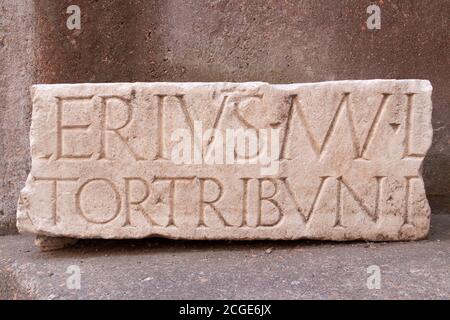 Roma, Italia - 28 giugno 2010: Antica iscrizione latina, scolpita da un pesante blocco di marmo bianco, del tempo dell'Impero Romano. Foto Stock