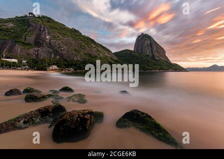 Bella Alba nella Spiaggia Rossa (Praia Vermelha) con il Pan di zucchero, Rio de Janeiro, Brasile Foto Stock