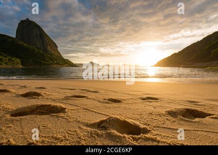 Bella Alba nella Spiaggia Rossa (Praia Vermelha) con il Pan di zucchero, Rio de Janeiro, Brasile Foto Stock