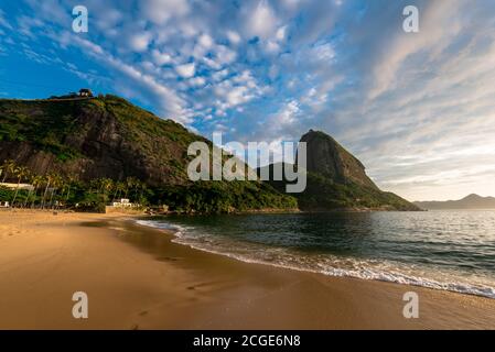 Bella Alba nella Spiaggia Rossa (Praia Vermelha) con il Pan di zucchero, Rio de Janeiro, Brasile Foto Stock