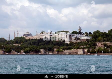 Vista dalla costa di Sarayburnu, la penisola storica e le cupole del Palazzo Topkapi a Istanbul Foto Stock