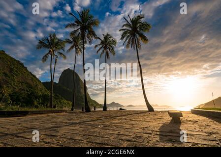 Bella Alba nella Spiaggia Rossa (Praia Vermelha) con il Pan di zucchero, Rio de Janeiro, Brasile Foto Stock