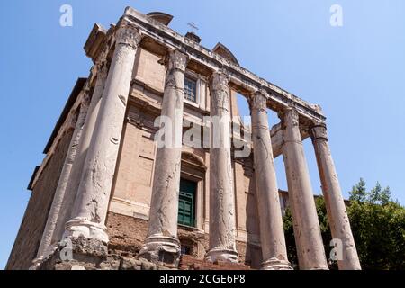 Roma, Italia - 29 giugno 2010: Resti del tempio di Antonino e Faustina, e la chiesa di San Lorenzo in Miranda, situata all'interno, al centro Foto Stock