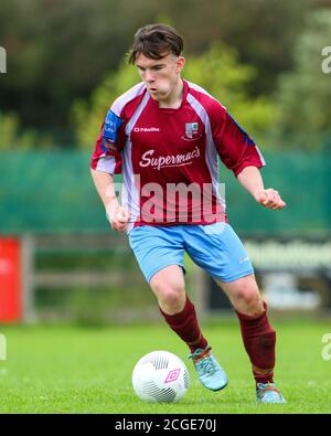 Aaron Connolly di Mervue ha Unito la U17 in azione contro Longford Town. Mervue United contro Longford Town, U17 SSE Airtricity League, 19/9/15, Fahy's Field, Mervue, Galway. Foto di un giovane Aaron Connolly (attualmente di Brighton e Hove Albion e della Repubblica d'Irlanda) in azione per Mervue Unito come adolescente. Foto Stock