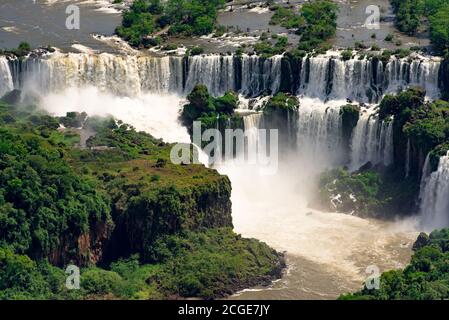 Veduta aerea delle Cascate di Iguazu, una delle nuove 7 meraviglie della natura, in Brasile e Argentina Foto Stock