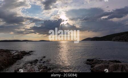 Magnifico ambiente naturale dell'isola di Hvar, una delle più belle località del mare Adriatico, fotografata durante il tramonto estivo dopo il s. Foto Stock