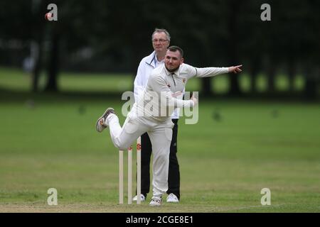 Cricket amatoriale come Birkenhead St Mary's Cricket Club ospitante Merseyside Commonwealth Conference Cricket Club a Birkenhead Park sabato 1 agosto 20. Foto Stock