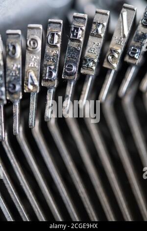 Dettaglio delle barre di tipo metallico su un vecchio manuale macchina da scrivere Foto Stock