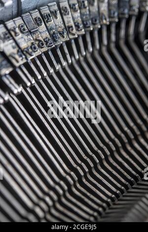 Dettaglio delle barre di tipo metallico su un vecchio manuale macchina da scrivere Foto Stock