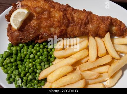 birra tradizionale, pesce e patatine inglesi strattate Foto Stock