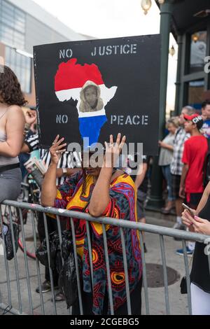 Chicago, Stati Uniti. 2 ago, 2018. In tarda giornata una protesta contro la violenza delle armi a Wrigley Field. Foto Stock