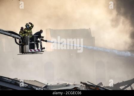 Beirut, Libano, 10 settembre 2020. I vigili del fuoco spruzzano acqua sulle fiamme. Un incendio scoppiò in un magazzino nel porto devastato della capitale nel primo pomeriggio, spargendo in un secondo magazzino e accendendo diversi blazes più piccoli. Gli elicotteri hanno gettato acqua di mare sulle fiamme mentre i vigili del fuoco hanno fatto del loro meglio per ottenere la situazione sotto controllo. Elizabeth Fitt Credit: Elizabeth Fitt/Alamy Live News Foto Stock