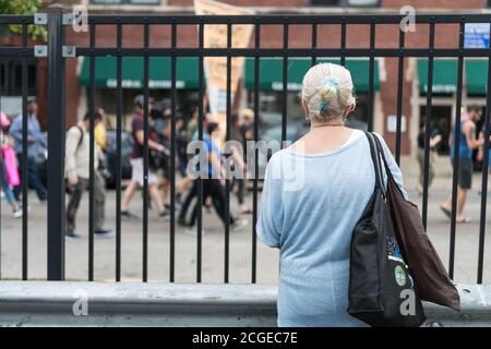 Chicago, Stati Uniti. 2 ago, 2018. In tarda giornata una protesta contro le armi BLM si fa marcia verso il Wrigley Field. Foto Stock