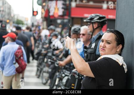 Chicago, Stati Uniti. 2 ago, 2018. In tarda giornata una protesta contro le armi BLM si fa marcia verso il Wrigley Field. Foto Stock