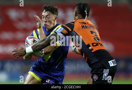 Matthew Ashton dei Warrington Wolves (a sinistra) è combattuto da Peter Mataa'utia di Castleford Tigers durante la partita della Betfred Super League al Totally Wicked Stadium, St Helens. Foto Stock