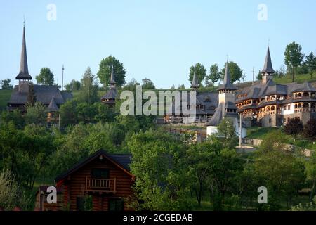 Monastero di Barsana, Romania. Vista sul campanile d'ingresso e su altri edifici del complesso monastico. Architettura locale tradizionale. Foto Stock