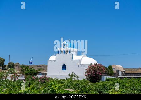 chiesa nel villaggio di akrotiri, santorini, cicladi, grecia. cielo blu Foto Stock