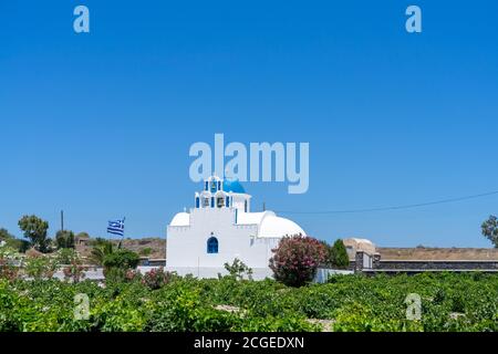 chiesa nel villaggio di akrotiri, santorini, cicladi, grecia. cielo blu Foto Stock