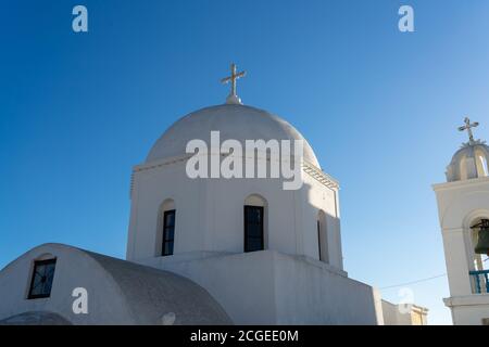 tipica chiesa nel villaggio di megalochori, santorini, cicladi, grecia. cielo blu Foto Stock