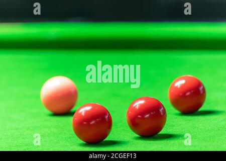 Palline snooker di diversi colori sparse sul tavolo da biliardo. Foto Stock