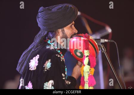 Sufi musicista saieen zahoor preforma Foto Stock