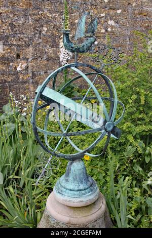 Un astrolabio in un giardino di campagna inglese Foto Stock