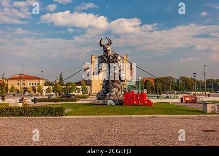 Verona statua gladiatrice 2 Foto Stock