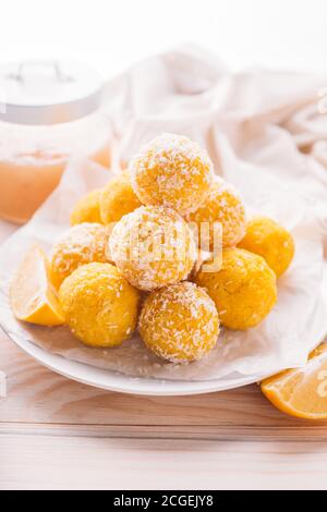 Cocco vegetale grezzo fatto in casa e tartufi di limone. Concetto di cibo vegetariano. Foto Stock