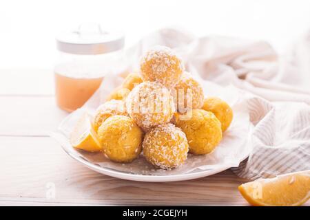 Cocco vegetale grezzo fatto in casa e tartufi di limone. Concetto di cibo vegetariano. Foto Stock