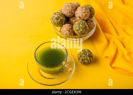 Matcha tè verde data granola frutta palle di energia Foto Stock