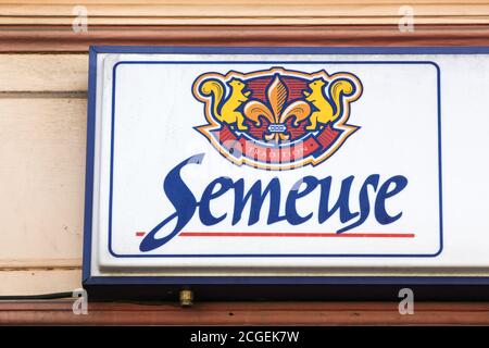 Belleville, Francia - 23 agosto 2020: Logo della birra Semeuse su un muro. La birra Semeuse è un marchio di fabbrica di birra Saint Omer in Francia Foto Stock