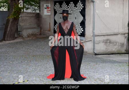 Monaco, Germania. 10 settembre 2020. Il modello Papis Loveday si presenta al 'Movie Meets Media' 2020 con il regista Cut-Talk sul Praterinsel. Credit: Felix Hörhager/dpa/Alamy Live News Foto Stock