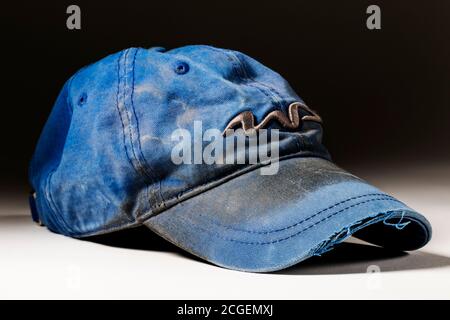 Studio ancora vita di vecchio cappello da baseball indossato e sporco Foto Stock