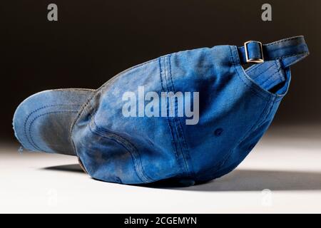 Studio ancora vita di vecchio cappello da baseball indossato e sporco Foto Stock