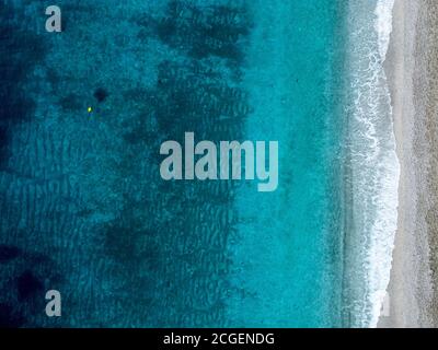 Il blu infinito del Mar Egeo sulla spiaggia di Saranta nella penisola di Pelion, Grecia. Foto scattata con il drone. Foto Stock