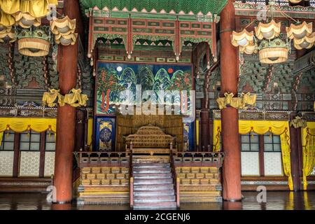 Vista interna della Sala Injeongjeon o della Sala del Trono, presso il Palazzo Changdeokgung a Seoul, Corea del Sud. Gli edifici sono stati la residenza privata degli imperatori coreani per 270 anni. Foto Stock