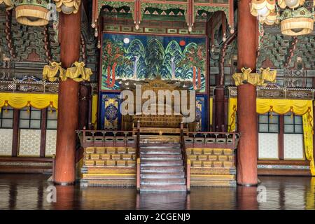 Vista interna della Sala Injeongjeon o della Sala del Trono, presso il Palazzo Changdeokgung a Seoul, Corea del Sud. Gli edifici sono stati la residenza privata degli imperatori coreani per 270 anni. Foto Stock