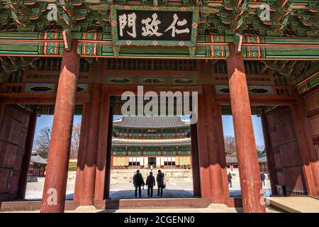 Il Geunjeong-jeon o Sala del Trono, visto dal terzo cancello interno chiamato il Geunjeongmun al Palazzo Gyeongbokgung a Seoul, Corea del Sud. Il Palazzo Gyeongbokgung fu il principale palazzo reale degli imperatori della dinastia Joseon. Foto Stock