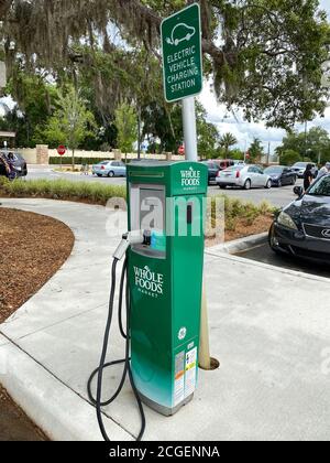 Orlando, FL/USA-5/10/20: Una stazione di ricarica pubblica gratuita presso un Whole Foods Market a Orlando, Florida. Foto Stock