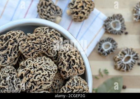 Funghi porcini primaverili commestibili appena raccolti in una ciotola di ceramica. Primo piano, profondità di campo poco profonda. Foto Stock