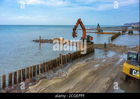 Attrezzature per la costruzione in riva al mare, costruzione di frangiflutti, creazione di fortificazioni della riva, Russia, regione di Kaliningrad, Svetlogorsk, Baltico Foto Stock